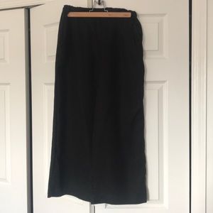 Salice cropped pants in black. Sustainably-made.